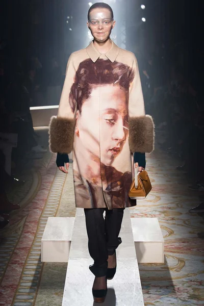 Look 16